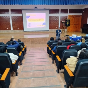 Los apoderados/as del colegio se reúnen para la primera reunión del centro de padres